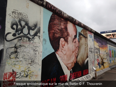 Fresque emblématique sur le mur de Berlin F. Thouvenin